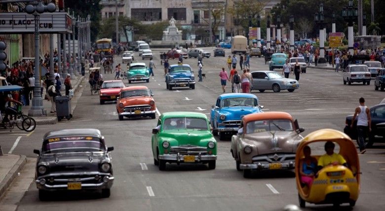 A group of cars on a street Description automatically generated with medium confidence